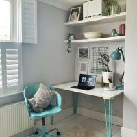 🌱 Home office 🌱
•
Many of us have been working home for the past couple of weeks — leading many of us to rustle up quick workspace solutions! 🛠 •
We’ve been really impressed by the beautiful desks you’ve been making with our hairpin legs — like this upcycled plywood + blue hairpins creation 💙
•
Hairpins are an easy, sturdy way to turn anything from ply to reclaimed wood into a stylish workspace 📚✨
•
If you’ve been thinking of making a desk like this, pop over and take a look at our selection of table legs #linkinbio We’re happy to help if you have any questions. •
📸 : @the_little_pink_nest (Thanks for sharing!)
V
V
V
#hairpinlegs #blue #workfromhome #werkwerkwerk #upcycledfurniture #desksetup #homeoffice #officedecor #diy #diydesk #midcenturymodern #mymidcenturymix #furniturerefinishing #furnitureupcycling #officedesign #workingfromhome #workfromhome #styleitreal #duckegg #home #deskideas #mynewoffice #thiscreativehome #thehairpinlegco