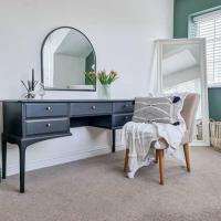 It’s the little things 🌱
•
The secret to a stylish space is to take care of the little things. Wall hooks and drawer knobs are some of the most important yet most under appreciated aspects of home decor. No more!
•
Our solid brass knurl knobs are the perfect finishing touch to this gorgeous dressing table. Understated yet eye-catching. Bliss. 
•
We make solid brass knobs for drawers, dressers and wardrobes in a range of stunning designs and finishes. Because, like you, we know it’s the little things that count. 
•
Check out our furniture knobs through our #linkinbio!
•
📸 : @kateandherhome (thanks for sharing!)
V
V
V
V
#dressingtable #homeinspo #hairpinlegco #interiordesign #diyhome #midcenturystyle #minimalisthome #drawerknobs #diyprojects #homerenovation #chestofdrawers #storagehacks