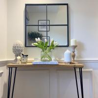 Happy Thursday Lovely Ones, hopefully another day of sunshine shining through the windows, who else is loving that feeling? ☀️ ✨ have a good one, it’s friiiday tomorrow 🥂
.
.
.

#hallwayinspo #consoletable #consoletablestyling #panelling #panellinginspo #panelledwalls #hallwaydecor #hallwaydesign #hallwayideas #interior4inspo #scandihome #interior123 #pocketofmyhome #cornerofmyhome #inspire_me_home_decor #homeinspiration #interiorwarrior #homeihome #houserenovation #cottagestyle #inthecountry #countryinteriors #cosycottage #cosyliving #homeinteriors #interiordesign #homerenovation #cosyhome
