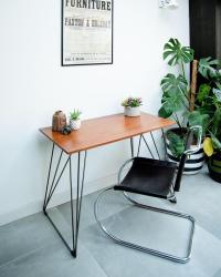 Last of our remaining reclaimed desks still up for grabs. Customised vintage teak desk top on steel wire frame legs from thehairpinlegco a great size for studies and can also fit nicely into smaller spaces in the living / dining room for home working. made from reclaimed teak panelling which came out of an 1960s house and has a great colour to the veneer wood grain on the top. It has been made by us in our workshop and comprises of a teak veneer top and 10 mm steel wire frame legs (finished in a clear lacquer) 📸 gruffertys 

.
.
.
.
.
.
.
.
.
.
.
.
.
.
#midcenturymodern #vintagestyle #vintageinteriors #eclecticdecor #eclectichome #midcentury #homedecor #homeworking #homeworkingspace #officedecor #homeoffice