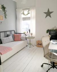 I’m hoping a new book or two will land in my Christmas stocking this year.....it’ll give me the perfect excuse to just lay here and do absolutely nothing....❤️ #booknook #bookroom #minilibrary #readingtime #timetoteflect #peaceful #restful #timeout #aquietmoment #momentsofcalm #findingjoy #guestroom #studyinspiration #nordichome #scandinavianinterior #whitefloors #floorboards #merryandbright #fireplacedecor #hygge #hyggehome #hyggechristmas #vintagestyle #daybed #ikeaatmine #desk #buffalocheck #gingham #cosyupyourworld #christmasdecor