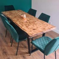 A stunning "fake" live edge dining table we completed recently. Nestled in it's new home, on top of a set of industrial steel legs from thehairpinlegco we think it looks fantastic, it will certainly serve this family for many years to come, and at a fraction of the cost of a real live edge slab of this size. 

Check out our post about this build on our blog over at www.TrueNorthBespoke.com

#woodworking #wood #handmade #woodworker #woodwork #diy #design #interiordesign #woodart #art #homedecor #furniture #wooddesign #carpentry #woodcraft #woodshop #woodcarving #carpenter #handcrafted #woodturning #maker #furnituredesign #interior #custom #woodworkersofinstagram #decor #home #tools #woodworkingcommunity #woodworkers