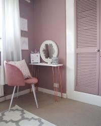Hey everyone! Hope you have all had a lovely day?

We had a quiet morning whilst I worked through words.on.the.wire orders.

Then this afternoon we met up with friends and had a lovely walk, so nice 
catching up with friends, finally!

Thought I’d share a close up of Lucy’s little dressing table area.💕

Isn’t she a lucky little lady?

I adore the hairpin legs that were kindly gifted to me by thehairpinlegco they make this area so stylish,come in different sizes and colours and are really straightforward to use.

Our other favourite part of this corner are the gorgeous prints/frames gifted by thelittlechildrenco they supply these classy frames and have lots of gorgeous prints to choose from, perfect for finishing off any area!

Right I’m off to chill with a glass of white, why not 😜