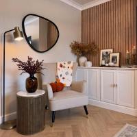 Cosy corner 🤎

Is it too early to think about Christmas styling for this space?! 🤭 I’m loving the autumn tones so this is staying for now don’t worry.. but a girl can plan ahead 🤣

What do we think? 🤭