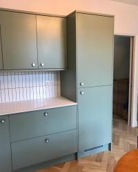 My kitchen cabinets are now Card Room Green ❤️ This is a bog-standard Howdens Greenwich kitchen with handles from thehairpinlegco. I couldn’t find a kitchen in my budget in a colour I liked, so bought a white one and booked a kitchen spray painter I’ve used before.

Let’s just brush over the unpacked boxes of books in the hall and the fact I need to have the kitchen walls repainted due to the other decorator apparently not knowing you can’t just whack paint on bare plaster 👍🏽