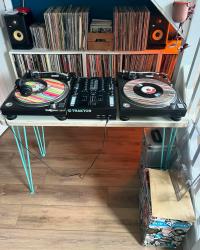 Did some super satisfying DIY over last couple of days. New table for decks so I don’t clatter my head on stairs having a mix and some wee floating shelves painted same colour as the kitchen units for the cook books. Used up loads of odd brackets and ends of MDF and plywood and paint, and a set of thehairpinlegco legs for the table. #vinyl #diy