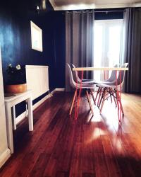 DINING ROOM.

I feel like something is missing from this space?

I think maybe a vase on the table and also I’m planning on creating a gallery wall on the left hand side wall around the hatch!

What do you think it needs?
.
.
.
#hairpinlegs #gallerywall #designinspiration #designyourhome #styleyourhome #styleitdark #styleitreal #styleithappy #mylondonhome #instadaily #instadesign #interiors #eclecticdecor #southlondon