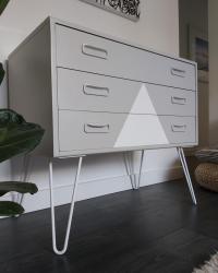 Scandi cool 🕶️ 🍧 •
Another gorgeous furniture flip from Emma Everton-Jones, with geometric art and our white hairpin legs. •
If you're looking for a furniture project to keep you occupied during isolation, our latest blog has restoration tips and advice from the amazing Emma Everton-Jones #linkinbio
•
📸 : @designretrobrighton (Thanks for sharing!)
V
V
V
#hairpinlegs #scandistyle #hyggehome #greyandwhite #gplan #handpainted #farrowandballpaint #paviliongrey #refinishedfurniture #furniturerefinishing #refurbishedfurniture #upcycledfurniture #upcycledvintage #rescueandrenew #savetheplanet #refinish #restyle #upcycle #furnitureflip #geometricart #bespokedesign #midcenturymodern #mymidcenturymix #hyggelife #retrostyle #loveyourhome #designretrobrighton #thehairpinlegco