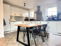 Pre work kitchen clean cos the washer man is coming today 🤞🏻 🫧  it’s only four years old but has been through hell in its short life… two babies worth of everything you can imagine and three and a half years of Jack being at nursery and bringing home pockets full of sand 🏖️ 

I’m manifesting it’s a simple fix that can be done today and will cost us like forty quid?!!! That would be nice.

#alderney #barratthomes #barrattalderney #kitchen #newbuild #newbuildkitchen #monochrome #interiors #newbuildhome