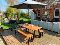 BBQ ready with our outdoor dining table and bench set - table legs from thehairpinlegco 😍
