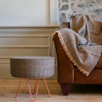 One of our favourites - Eriskay Herringbone footstool featuring copper legs from thehairpinlegco 

Did you know we have 12 stunning leg finishes for you to choose from?

#HarrisTweed #Tweed #Herringbone #Footstool #Blanket #TheHairpinLegCo #HomeDecor