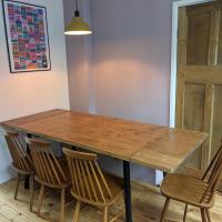 This customer wanted an extendable table. It has two removable leaves, and can sit between 4-8 people comfortably. It’s finished in Georgian medium oak and has unique round single pin legs from thehairpinlegco . I love it! 

handmadetablestore.co.uk
#handmadetable 
#handmade 
#scaffoldboardfurniture
#scaffoldboard
#table 
#extendabletable 
#singlepinlegs 
#crafting 
#reclaimedwood
#reclaimed 
#recycled 
#nottingham 
#supportsmallbusiness 
#localbusiness 
#moretocome 
#nofilter