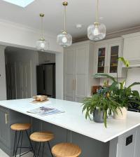 Two years ago I fell in love with these pendant lights. It was always going to be these 🥰
.
#pendantlights #reededglass #islandlighting #kitchenlighting #kitchenislands #quartzworktops #shakerkitchen #neutralkitchen #happyhumpday🐫 #kitchenhappiness