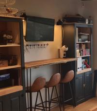 Custom breakfast bar all delivered and up in its new home. 

How good does this room look??

Made using reclaimed timber and hairpin legs. 

Orders can be placed through my Etsy store (link in bio) or you can DM for more info.

#madebytom