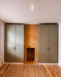 Nice to pop back and see a job we completed earlier this year. 2 sets of alcove wardrobes with 4 panel shaker doors. Finished off nicely with 15mm brass pull handles by thehairpinlegco