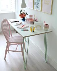 What's your perfect workspace? 📚 Check out our latest blog for inspiration, including this pastel pin-up by @littlebigbell #linkinbio 
V
V
V
#hairpinlegs #hairpinlegdesk #workspace #newworkspace #homeoffice #homestyle #myhomevibe #DIY #homemade #unique #bespoke #midcentury #midcenturymodern #homestyle #inspiration #workspaceinspo #homeofficeinspo #workplace #officedesk #mintgreen #pastel #colourful #creative #thehairpinlegco