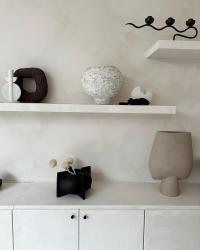 Sunday Shelfie with my new Kyoto vase I got a few weeks back from indor.eu 101cph 🤩 

#sundayshelfie #shelfie #sundaystill #shelf #shelfstyling #shelfdecor #shelfdesign #limewash #limewashpaint #neutraldecor #neutralstyle #beige #beigeaesthetic #aesthetic #ａｅｓｔｈｅｔｉｃ #beigehome #beigeandblack #ikeametod #ikeametodhack