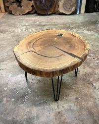 Coffee table custom 

Sezione di rovere secolare 

Diametro circa 70cm 

Saldato con resina epossidica trasparente satinata 

Finitura con olio idrorepellente naturale 

Gambe hairpin in ferro nero