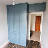 Here's one we have just finished. It's a bespoke fitted wardrobe which has been designed to fit above the boxing over the stairs. We have made the best use of this space by integrating a push to open desk and making use depth by adding shelves at the back of the wardrobe. Also we have put a unit above the door to make use of that space too. This room is for the clients son, so this has plenty of storage for all of his clothes and space to do his homework on a desk in this small room. To tie the whole wardrobe together we have added some false drawer fronts in front of the boxing.

The internal carcass are made from a white MFC board and the externals are shaker style with a spray finish colour matched to Valspar Stormy Skies.

The desk and small drawer are push to open and the other drawers and doors are on softclose. 

The unique handles are from thehairpinlegco

kingsbrook_joinery_ltd
pw_woodfinishing_ltd
valsparpaint
thehairpinlegco

#wardrobes #woodworking #wardrobedesign #refurbis