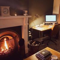 Love a customer photo! Some seriously cosy working from home vibes right here 🔥👌🏼 

#wfhstyle #wfhsetup #cosyvibes #handmadefurniture #hairpinlegs #bespokedesk