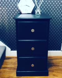 Another plain pine drawers flip. Obsessed with these handles from thehairpinlegco. I’ve used frenchic loof paint again because I’m just so impressed with it 🖤
.
.
.
.
.
.
#paintedpine #furnituremakeover #furnitureflip #frenchicpaint #upcycle #furniturerestoration #artdeco #hexagonhandles #homedecor #homestyle