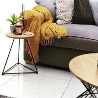 Autumn is here 🍂

You know the cosy times are upon us when the candle makes it onto the Prism stool. 

From side table to plant perch to emergency seat, the Prism stool is an all-year-round staple. 

Thanks Laura @foreverhome_renovation2020  for sharing it in your lovely home 🥰

#hairpinlegco #thehairpinlegco #prismstool #myhousethismonth #autumndecor #contemporaryhome #autumnaesthetic #sidetable