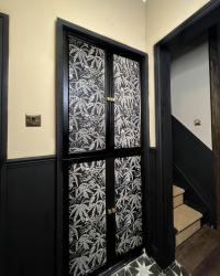 Latest DIY project. Easy IKEA Oxberg doors hack. Full tutorial is live on my YouTube channel via link in bio delilapipoly .

Doors: ikeauk 
Wallpaper: photowall_sweden (pr product ) 
Wall paint in hallway : lick beige 01 and black 02 (pr product ) 
Handles : thehairpinlegco (pr product)  Wall paint in stairwell: chalkpaint (pr product)
Trims painted with frenchicpaint ( pr product)
Staircase runner: stairrunner (pr discount ) 
Tiles: wallsandfloors 
.
.
.
.
.
.
.
#ikeahack #ikeahacks #ikeahome #oxberg #billybookcase #photowallpaper #wallpaperhacks #wallpaperweek #wallpaper #chalkpaintedwalls #lick #frenchicpaint #instahomedecor #mystyle #myhallway #hallwayinspo #hallwaydecor #diy #diyprojects #easydiy #diyhome #diycrafts