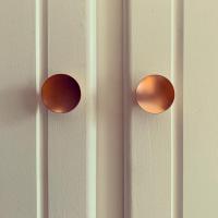 Just some draw handle appreciation 😍 we are SO in love with these thehairpinlegco handles. They fit both rooms so well! Just can’t get enough of them! Just waiting on johnlewisandpartners to deliver our mirror and then both. Rooms. Are. Finished. 😁😁😁😁😁😁
#aprilcottage #hairpinleg #copper #nickel