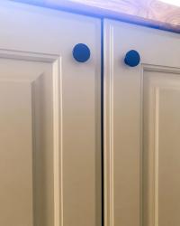 💚 ‘Olivia’ 💚
I’m such a fan of this colour! It looks so different in different lights. I love the black door handles from thehairpinlegco with it too- a modern farmhouse vibe. 

I’m so glad I decided to paint the kitchen cupboards rather than buy a new kitchen. It’s been a lot of work but it looks amazing and it’s saved us thousands! 

#budgetdecorating #budgetinteriors #budgetreno #budgetmakeover #budgetdesign #renovationlife #renovationideas #upcyclersofinstagram #upcyclingideas #frenchchic #farmhousedecorating #farmhousestyling #countryhomestyle #renovationjourney #renolife #mrshinchhome #homerenovationideas #homerenovationuk #homeaccountuk #homeaccounts