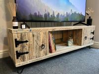 COMMISSION! ✨ Stunning TV unit, with cast iron ring handles and steel hairpin legs!

This is our Natural finish, but we can build these to any size with any finish 😊 get in touch if you need an idea bringing to life!