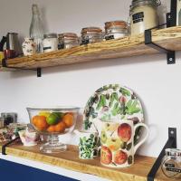 Shout out to thehairpinlegco for the brackets that made this possible! They even went up with too much cursing. And of course dymolabels, my new favourite toy!

#hairpinlegs #scaffoldboardshelves #kitchenshelfie #recycledwood #dymo
