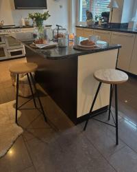 Morning! 

Love slow Sunday mornings at home, sitting at the kitchen island having coffee &amp; breakfast while reading the Sunday papers. 

These classic high stools from thehairpinlegco fit perfect in our kitchen. The stools have black satin finish legs with a solid oak top. We are really pleased with them, they are such great quality 🤍

Ad|Gifted thehairpinlegco 
.
.
.
.
#kitchenisland #kitchen #barstool #stools #slowsundays #familyroom #myhomestyle #homestyling #homeinspiration #kitcheninspiration