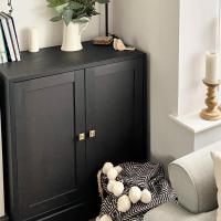 Give your cupboards some love ❤️
•
Cupboards give you the opportunity to add statement details and elegance, no matter how much clutter lies behind those doors. 
•
This simple, sleek cupboard is brought to life by the contrast between dark paint and our bright, solid brass knobs. This eye-catching blend adds flair to an otherwise ordinary storage solution. 
•
Hexagonal, square, conical; whatever your style, we have a brass knob to suit. 
•
Pick your favourite through our #linkinbio and jazz up your cupboard doors in time for spring cleaning. 
•
📸 : @_homebirds_ (thanks for sharing!)
V
V
V
V
#hairpinlegco #modern_homestyle #styleithappy #rockmystylishhome #walltowallstyle #sorealhomes #interiorbloggers #brassknobs #diyhome #homehacks #diyprojects #cupboardlove #instahome #homeinspo #homedecor #inspohome #mystylishhome