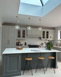 Things to do on a rainy Saturday… tidy and take pictures of the kitchen 🧽 📸 
.
#kitchen #newkitchen #shaker #shakercabinets #edwardiankitchen #traditionalkitchens #twotonekitchen #kitchenislands #kitchenstools #pendants #pendantlights #rooflantern #lantern #littlegreenescree #littlegreenefrenchgrey #houseplants #quartz #quartzworktops #kitcheniswheretheheartis #makingahouseahome