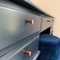 And she’s done 😍😍 - not bad considering it’s only my second attempt at up cycling - l bloody love it!! Still searching for fabric for my stool and need to replace the mirrors yet but I finally have a dressing table 😊 thehairpinlegco hands are just perfect 🤩 #upcycledfurniture #stagminstrel #dixiebellepaint #fusionmineralpaint #sfo #dressingtable #upcycling #retro