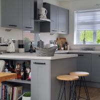 Late one today...
Hope you've all had a good start to the week .
I thought I'd give you all a break from the garden progress 😂 (Although, it's looking amazing 😍), 
So instead , you've got another shot of the kitchen. 
Still obsessing over the black handles  from sdslondon and the gorgeous stools from thehairpinlegco.
They really do look perfect together 😍.
#itallinthedetails

*Previously gifted items 

Discount codes for both websites are available in my linktree 💞

#homeandliving #homeiswheretheheartis #homeiswherethedogis #homeandgarden ##homeandlifestyle #homestyling #homeideas #homejourney #homeinspo #homeaccount #instaworthy #instagramfollowers #newbuildhome #monochrome #cupboardhandles #barstool #gifted