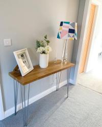 Whilst we have nothing to do but our garden I decided to make this. We made a table and a bench out of this oak worktop in our old house and we had some left over that came with us and ta daaaa. 
Not sure on the lampshade 🤔 and I still need a picture for my frame 🙈

#landing #landingdecor #lamps #staircasedecor #iconiclights #newbuild #newbuildhome #geometric #homedecor #homeinteriors #interiorinspo