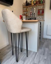 The McEvoy Bar’s newest addition is our DIY barstool, we had 2 spare seat tops left over from our dining room chairs, and rather than buying new we decided it would be more cost effective to upcycle what we already had, that’s where we landed with thehairpinlegco who kindly gifted us these legs for our project, we think the style of them fits so well with the rest of the house, they are amazing quality, extremely sturdy which makes us so excited to order some more for our second chair top that we have. Beyond happy with the outcome. 

Thank you to thehairpinlegco ✨

#gifted #gifteditemsfeatured #newhome #homeaccount #homeblogger #1kfollowers #homebar #barstools #diyhomedecor
