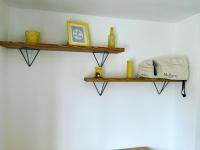 Two shelves finished in fiddes_woodfinishes striped pine held up by thehairpinlegco brackets finish off this bedroom wall perfectly 👌
We only ever use quality redwood pine timber and high quality finishes for our shelves to give a stunning finish.