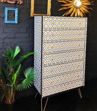 Fancy a before and after? Alrighty. This veneered chest of drawers was a bit flat and legless, so I raised it with some gold thehairpinlegco legs, fusionmineralpaintuk ‘s blackest black and cole_and_son_wallpapers gold and cream paper.
Do you like the transformation? .
.
.
.
.
#upcycledfurniture #storageideas #hairpinlegs #fearlesshome #paintedfurniture #bedroomdecor #midcenturyinterior #vintagefurniture #cabinets #coleandson #furnituretransformation #coleandsonwallpaper #mcmfurniture #luxuryinteriorsonabudget #retrofurniture #goldinterior #geometricdesign #retrointerior #teakfurniture #studio27uk