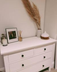•PROJECTS 🎨

So so happy with how this revamp turned out! This was my first proper upcycle project. Were changing colour schemes in the bedroom and so wanted a more neutral pallet. I used chalky white from lovewilko and new handles from thehairpinlegco which I think really add a contemporary feel.

#project#upcycle#wilko#paint#amazon#neutralstyle#home#lockdown#draws#oldandnew#driedflowers#decorateyourhome#chalkywhite#hairpin#handles