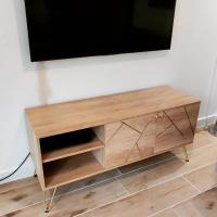 Freestanding TV unit with brass inlay

A bit of head scratching at first but really happy how this has turned out 😁 👍

We also sunk trunking in the wall to hide wires from the TV 🙈

#tvunit #freestandingfurniture #brassdecor #brass #tvstand #joinery #woodworking #bespokejoinery #custommade #bespokefurniture #bespoke #custom