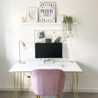Day off today, so my home office area looks tidy for once! Who else has taken Monday off to get all their beauty appointments and shopping in? 🤣 🙌

#homeofficedecor #homeofficeideas #homeofficeinspo #hinchhome #homestyleuk #homedecor #homesweethome #homeinspo #homeaccount ##homeaccountuk #homesbyesh #homebloggeruk #pinkandgolddecor