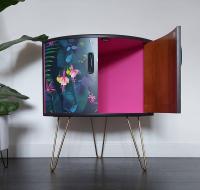#pinklady 🌺
#gplan #madetoorder #cornercabinet #decoupage #darkfloral #colourpop #fuscia #fusionmineralpaint #cureiouslypink #refinishedfurniture #midcenturystyle #newold #statementfurniture #bespokedesign #uniqueinteriors #designyourhome #furnitureart #furnitureflip #professionalupcycler #designretrobrighton