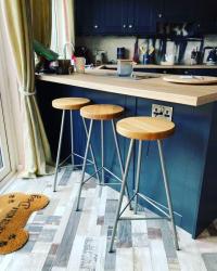3 Solid Oak stool tops on the thehairpinlegco bases. Perfectly fitting into a kitchen built and designed by the very talented mcckitchenrefurbco (tiles not pictured yet) 

Love working with this oak and lots more to come next week 🤫🌳

Have a good weekend everyone 😎

#Wood #Woodworking #Tabledecor #Oak #Belfast #Handmade #Makers #Kitchenrenovation #Steelframe