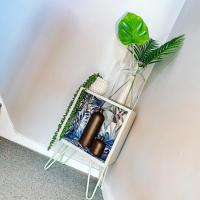 Pretty chuffed how this has turned out, think it will look good in the summer house. Until then it’s gonna sit on the stairs 🙈

#upcycle #ikeahack #hack #upcyclehomedecor #ikeaupcycle #worldofwallpaper #ikea #hairpinlegs #hairpinlegcompany