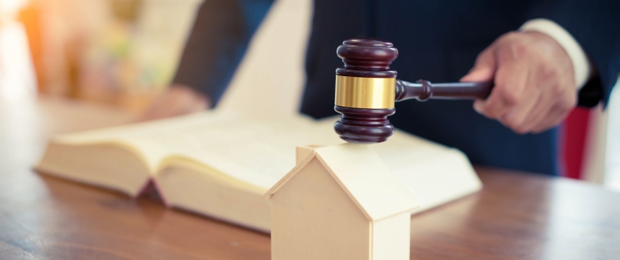 What are the benefits of selling a property at auction?