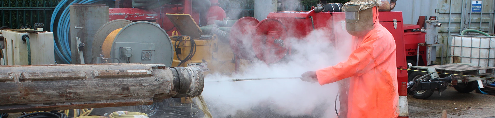 Pipeline-Cleaning-RGL-water-jet-descaling-pipes-and-tubes-using-handheld-lance.png