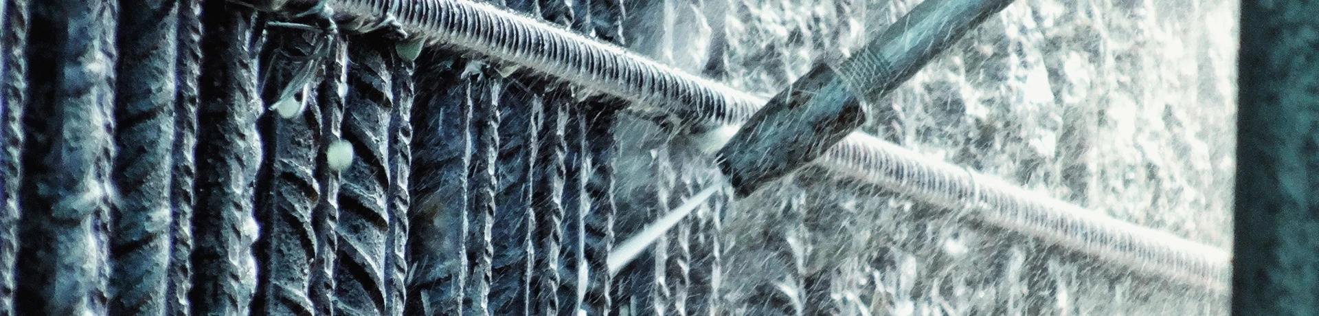 Hydrodemolition-Hand-held-Water-jet-nozzle-cleaning-steel-rebar-close-up1-01_2025-07-24-072845_jrhb.jpeg