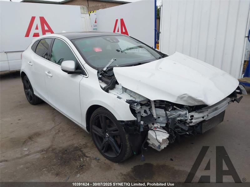 2018 VOLVO V40 T2 R-DESIGN PRO 1498cc TURBO PETROL AUTOMATIC 6 Speed 5 DOOR HATCHBACK